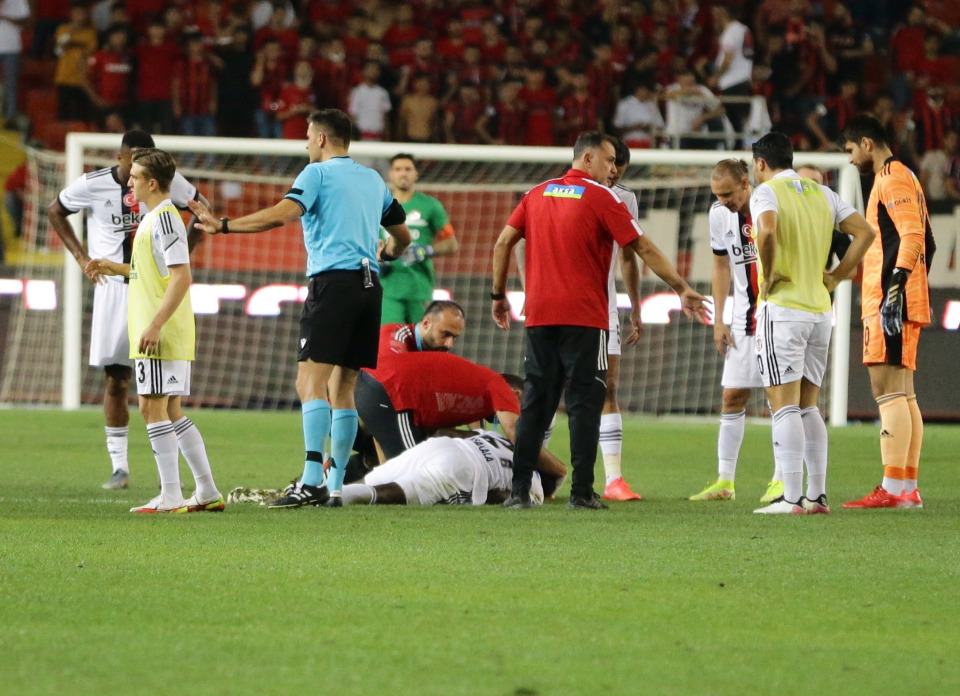 Le défenseur de Besiktas Nsakala provoque la panique lors d'un match de championnat turc