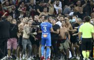 Des supporters envahissent le stade et attaquent les joueurs de l'équipe adverse dans un mach de la Ligue française