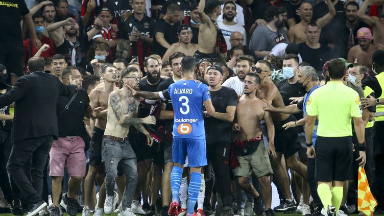 Des supporters envahissent le stade et attaquent les joueurs de l'équipe adverse dans un mach de la Ligue française