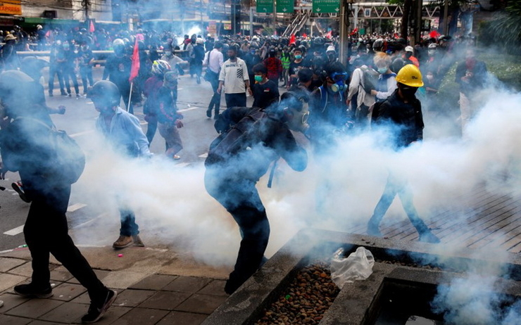 Bangkok : gaz lacrymogènes et balles en caoutchouc contre des manifestants