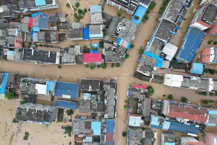 Les villes de Chine déclarent des «alertes rouges» alors que le nombre de morts dans les inondations augmente