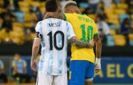 Neymar  propose d’offrir son maillot n°10 à Messi