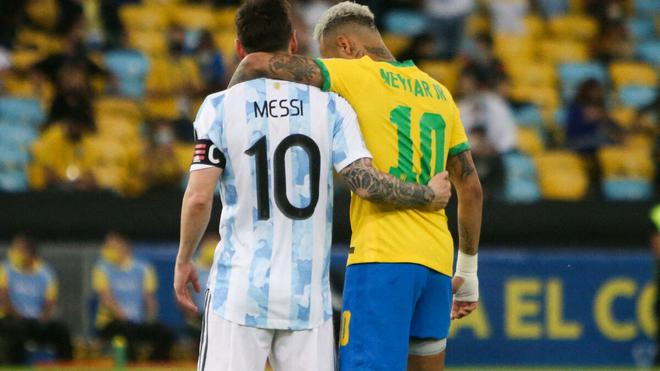 Neymar  propose d’offrir son maillot n°10 à Messi