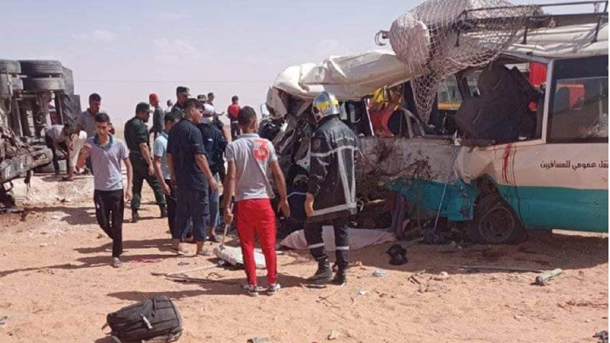 Nouveau carnage routier : 18 personnes tuées dans une collision entre un camion et un bus de transport de voyageurs à Naâma