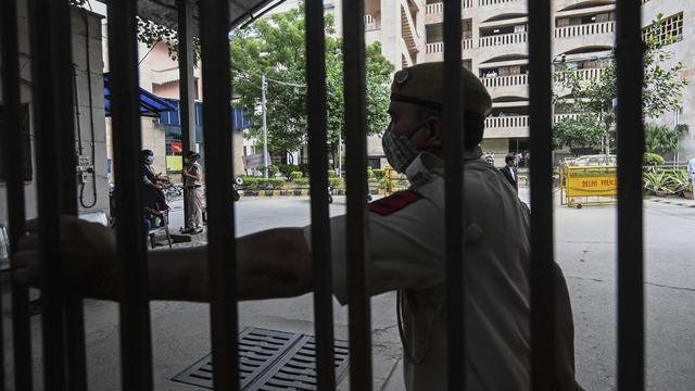 Deux tueurs déguisés en avocats assassinent un célèbre gangster en Inde devant un tribunal