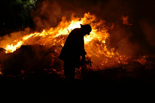 Des milliers de personnes fuient les incendies de forêt dans le sud de l'Espagne