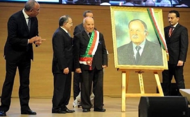 Comment l'ancien président Bouteflika a régné l’Algérie avec son portrait pendant des années ?