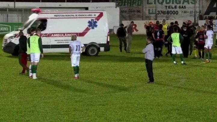 Un joueur brésilien a été arrêté par la police après avoir agressé l'arbitre du match