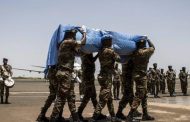 Mali: un élément  des casques bleu tué dans une attaque contre un convoi de l'ONU