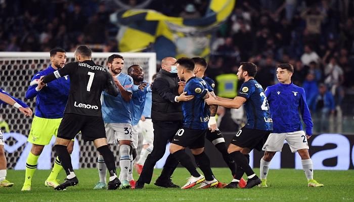La Lazio étourdit l'Inter Milan, champion d'Italie