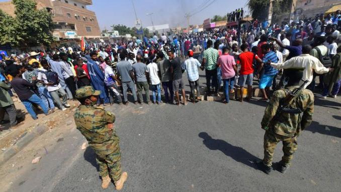 Soudan : de la querelle entre civils et militaires au coup d'État