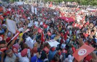 Tunisie : des citoyens dans la rue en soutien au président