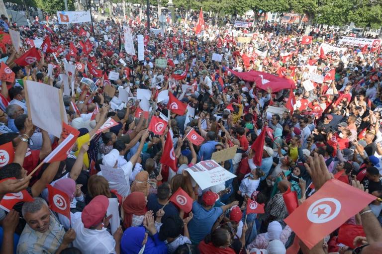 Tunisie : des citoyens dans la rue en soutien au président