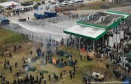La Pologne utilise des gaz lacrymogènes et des canons à eau contre les migrants