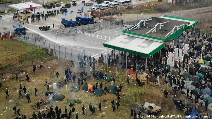 La Pologne utilise des gaz lacrymogènes et des canons à eau contre les migrants