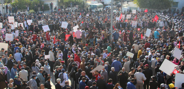 Tunisie: des manifestants marchent vers le siège du parlement