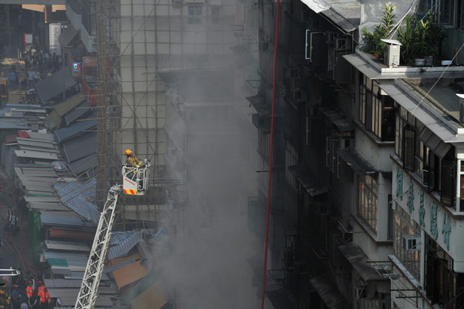 Des dizaines de personnes ont été piégées sur le toit du gratte-ciel de Hong Kong Blaze, 13 personnes hospitalisées