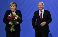 Le nouveau chancelier de l'Allemagne Olaf Scholz a prêté serment par le président du Bundestag lors d'une brève cérémonie