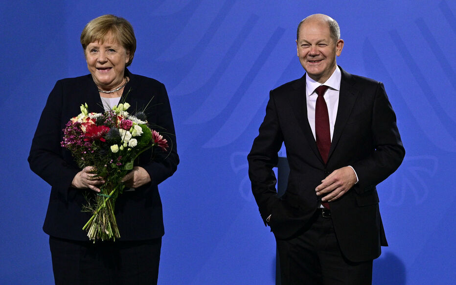 Le nouveau chancelier de l'Allemagne Olaf Scholz a prêté serment par le président du Bundestag lors d'une brève cérémonie