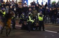 Cinq arrestations effectuées alors que les fans de Tottenham et West Ham s'affrontent au stade Tottenham Hotspur
