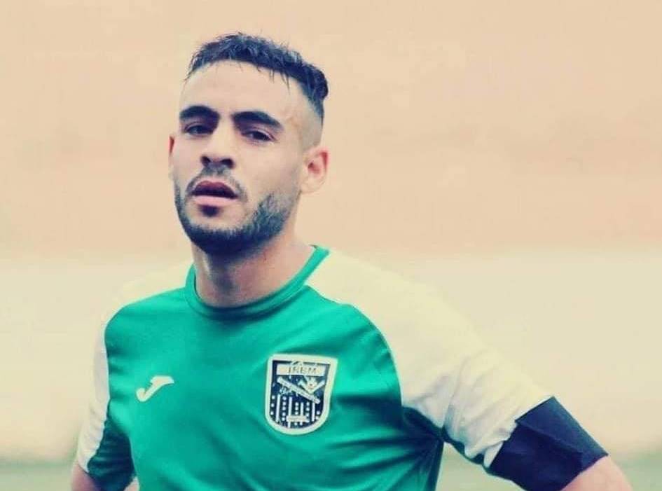 Le footballeur algérien Loukar Sofiane meurt d'une crise cardiaque sur le terrain