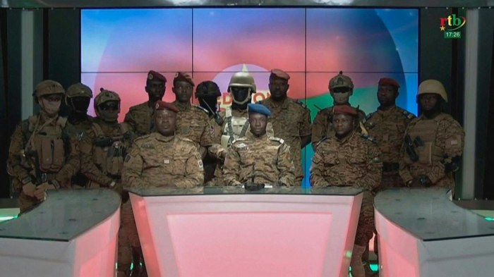 Burkina Faso: l'armée confirme le putsch