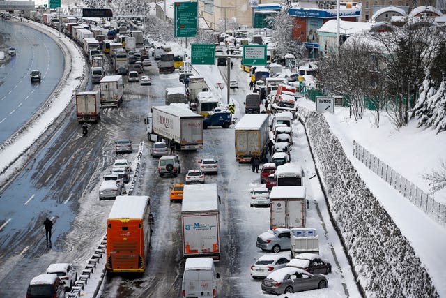Des milliers de personnes ont été prises dans les tempêtes et la glace suite à de fortes chutes de neige à Istanbul