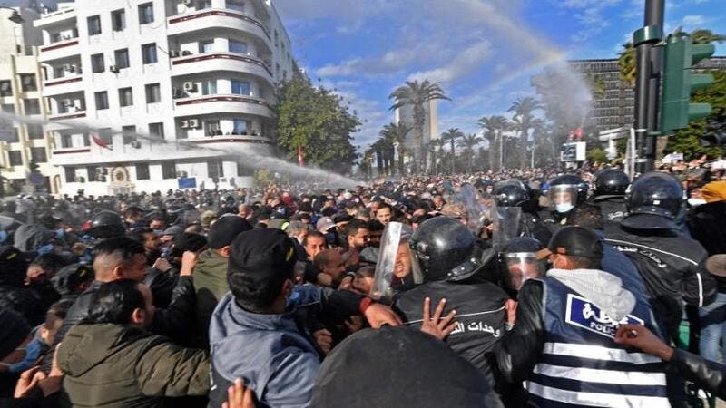 Tunisie: les citoyens interpellent le président et descendent dans la rue