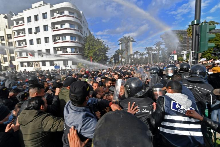 Tunisie: l'opposition accuse le président de la mort d'un manifestant