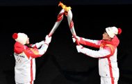 Un athlète ouïghour délivre la flamme olympique lors de la cérémonie d'ouverture après les critiques mondiales de la Chine