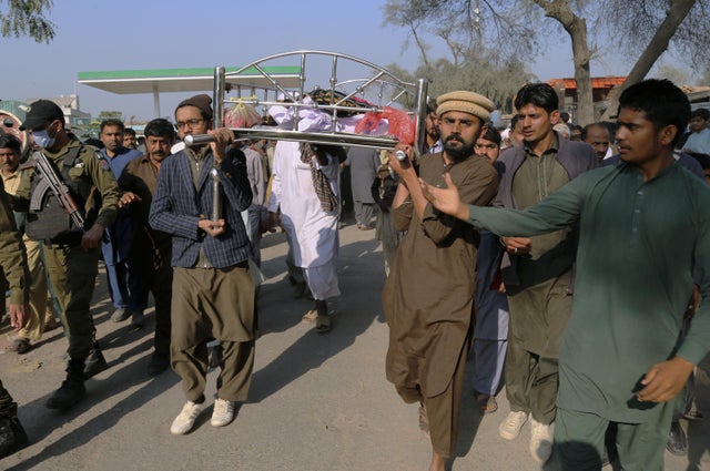 Pakistan : Des pakistanais ont lapidé à mort un malade mental après l'avoir accusé de 