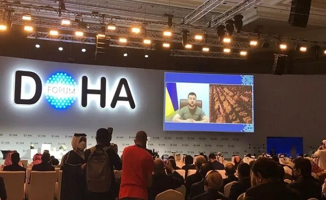 Le président ukrainien se présente comme le protecteur des musulmans de son pays lors du Forum de Doha