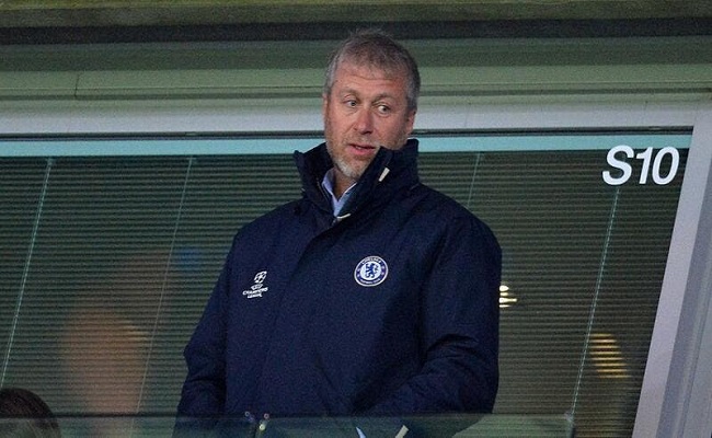 Le propriétaire de Chelsea, Abramovich, a cédé la direction mais reste fidèle