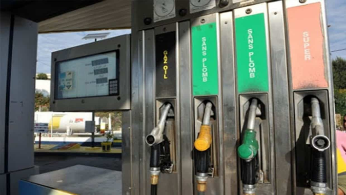 Les prix du carburant aux stations-service augmentent malgré que les prix du pétrole ont chuté