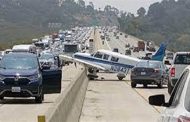 Les États-Unis : Un avion a heurté une voiture sur un pont