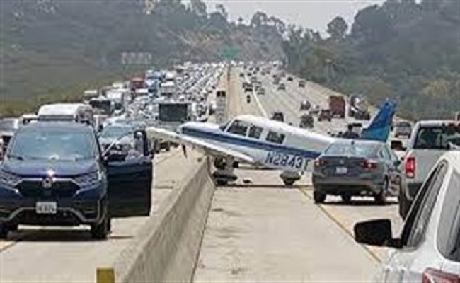 Les États-Unis : Un avion a heurté une voiture sur un pont