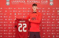 Liverpool signe officiellement le défenseur adolescent Calvin Ramsey...