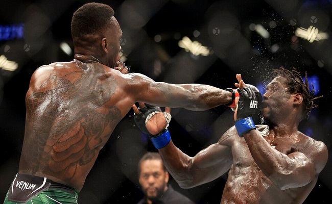 Israel Adesanya monte sur le ring à la manière de The Undertaker