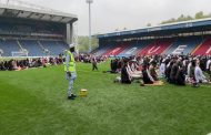 Un club anglais a dédié son stade pour accueillir la prière de l'Aïd al-Adha...