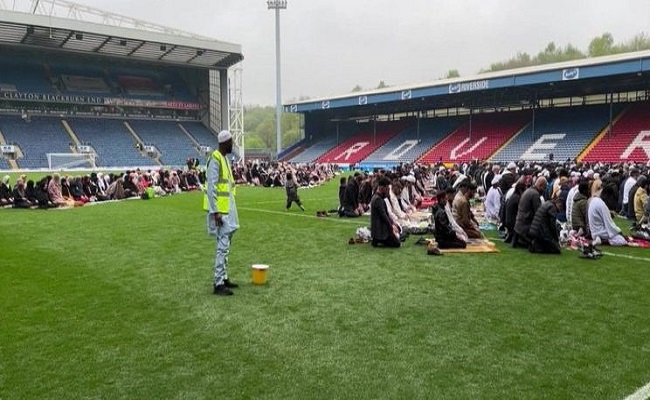 Un club anglais a dédié son stade pour accueillir la prière de l'Aïd al-Adha...