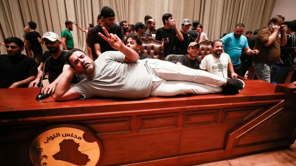 Irak : Les partisans de Muqtada Sadr prennent d'assaut le parlement à Bagdad