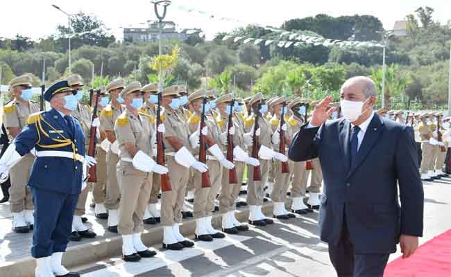 Tebboune préside une cérémonie de remise de grades et de médailles aux officiers de l’ANP au Palais du peuple