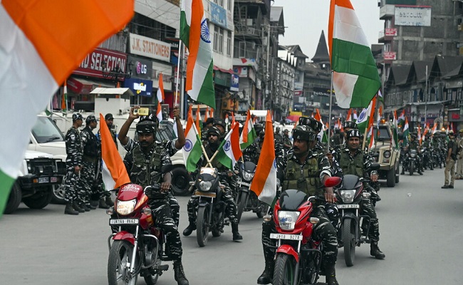 L'Inde licencie quatre responsables du Cachemire pour des raisons de sécurité