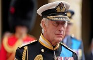 Le roi Charles apparaît sur une nouvelle photo avec la boîte rouge officielle