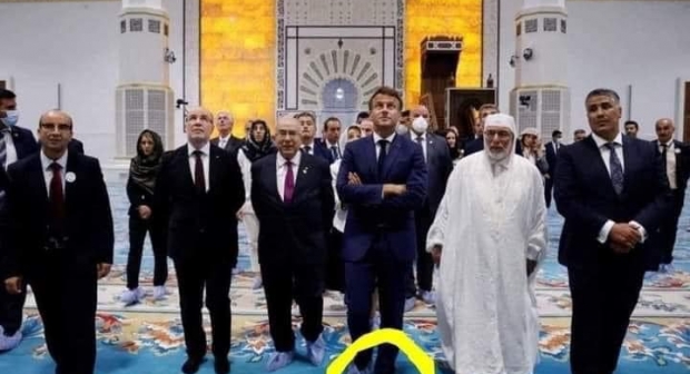 Macron a humilié l'Algérie et négocie les conditions d'un autre viol, tandis que les chiens des généraux ont une version différente