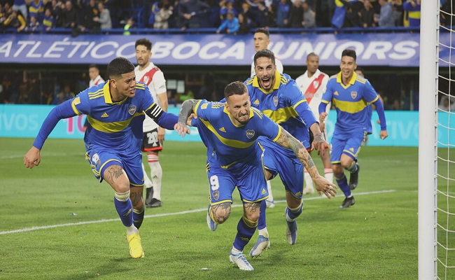 Boca Juniors remporte le Clasico en Argentine...