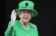 Décès d'Elizabeth II : signature du registre de condoléances par le premier ministre algérien