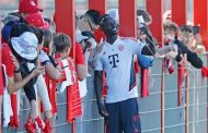 Excellent comportement de Sadio Mane avec les supporters du Bayern Munich avant l'entraînement...