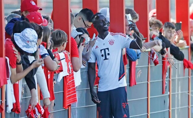 Excellent comportement de Sadio Mane avec les supporters du Bayern Munich avant l'entraînement...