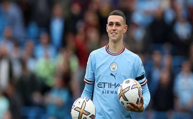 Manchester City prolonge le contrat de Phil Foden jusqu'en 2027...